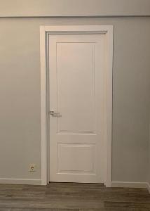Межкомнатная дверь неоклассика белая с 2 филенками