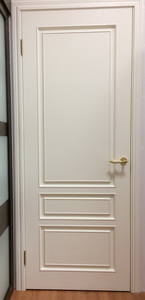 белые межкомнатные двери премиум класса на заказ с тремя филенками