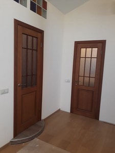 Две тонированые межкомнатные двери в интерьере