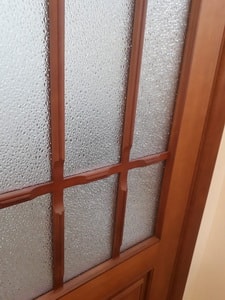 Рамка со стеклом у межкомнатной двери