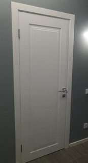 Межкомнатная распашная дверь белая с одной филенкой