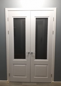 Межкомнатная распашная двустворчатая дверь белая со стеклом