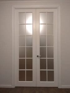двустворчатая межкомнатная дверь со стеклом по размерам