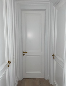 Межкомнатная дверь классическая белая с багетом
