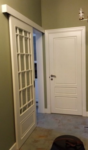 деревянная раздвижная дверь и белая классическая