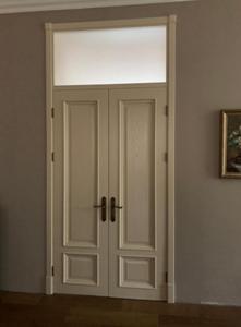 Межкомнатная распашная двустворчатая дверь белая с фрамугой